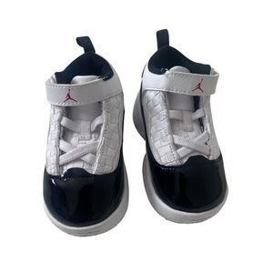 (Infant) Air Jordan Max Aura 2 'White
Gym Red'